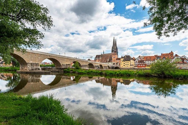 Die Steinerne Brcke ist ein bekanntes Wahrzeichen Regensburgs  | Foto: Armin Weigel (dpa)