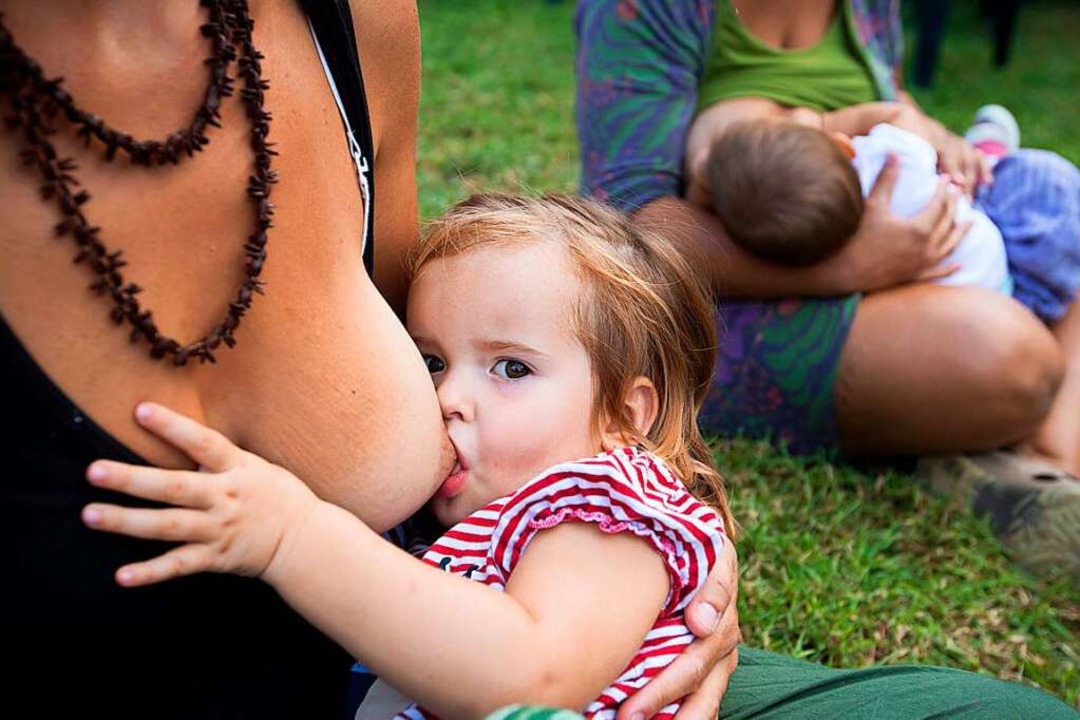 Ein Geschenk, wenn es entspannt klappt: eine Mutter beim Stillen ihres Kindes.  | Foto: JAIME REINA