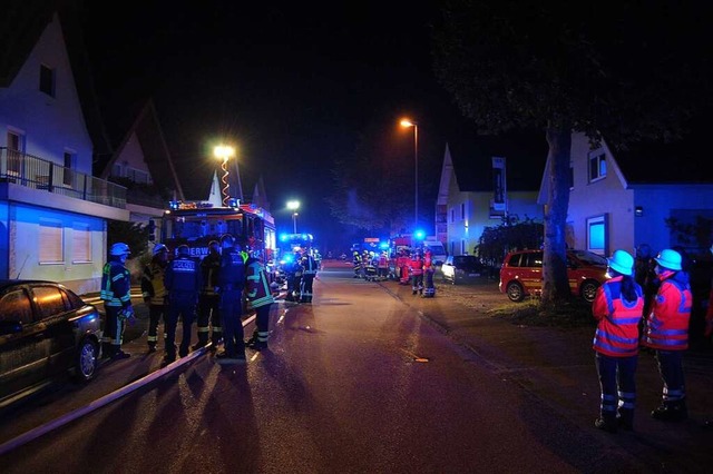 Noch in der Dunkelheit hie es fr die...stagmorgen in Rheinhausen: Groeinsatz  | Foto: Feuerwehr Rheinhausen