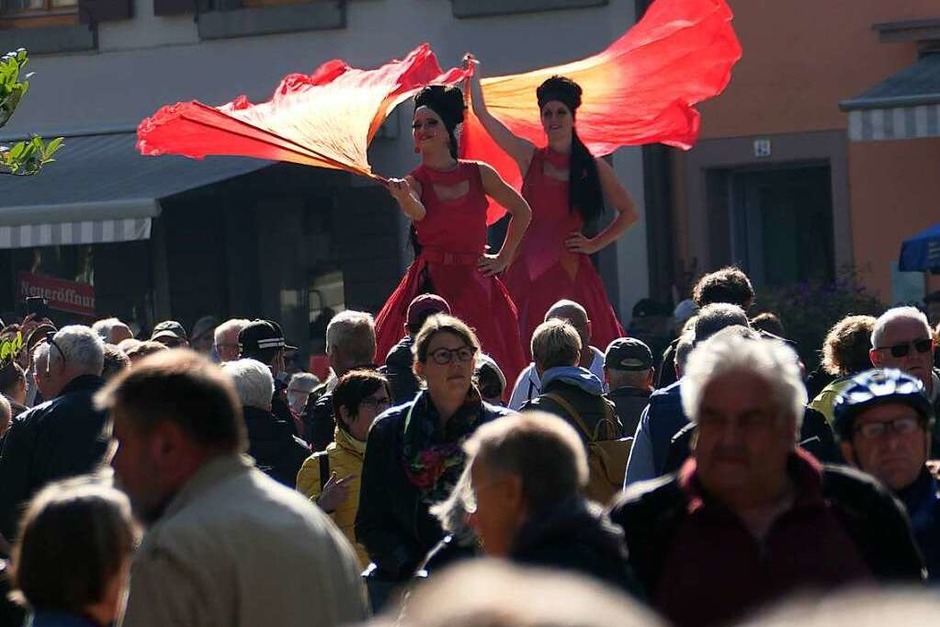 Perfektes Herbstwetter und attraktive Angebote der 100 Einzelhandelsgeschäfte der historischen Altstadt und der Fabelwesen, die für Unterhaltung sorgten, bescherten Staufen beim verkaufsoffenen Sonntag einen Riesenandrang. (Foto: Hans-Peter Müller) Perfektes Herbstwetter und attraktive Angebote der 100 Einzelhandelsgeschäfte der historischen Altstadt und der Fabelwesen, die für Unterhaltung sorgten, bescherten Staufen beim verkaufsoffenen Sonntag einen Riesenandrang. (Foto: Hans-Peter Müller)