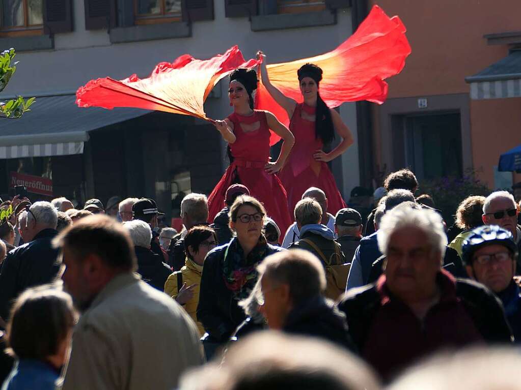 Perfektes Herbstwetter und attraktive Angebote der 100 Einzelhandelsgeschfte der historischen Altstadt und der Fabelwesen, die fr Unterhaltung sorgten, bescherten Staufen beim verkaufsoffenen Sonntag einen Riesenandrang.