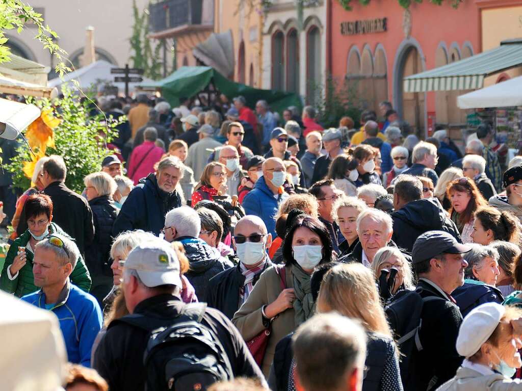 Perfektes Herbstwetter und attraktive Angebote der 100 Einzelhandelsgeschfte der historischen Altstadt und der Fabelwesen, die fr Unterhaltung sorgten, bescherten Staufen beim verkaufsoffenen Sonntag einen Riesenandrang.