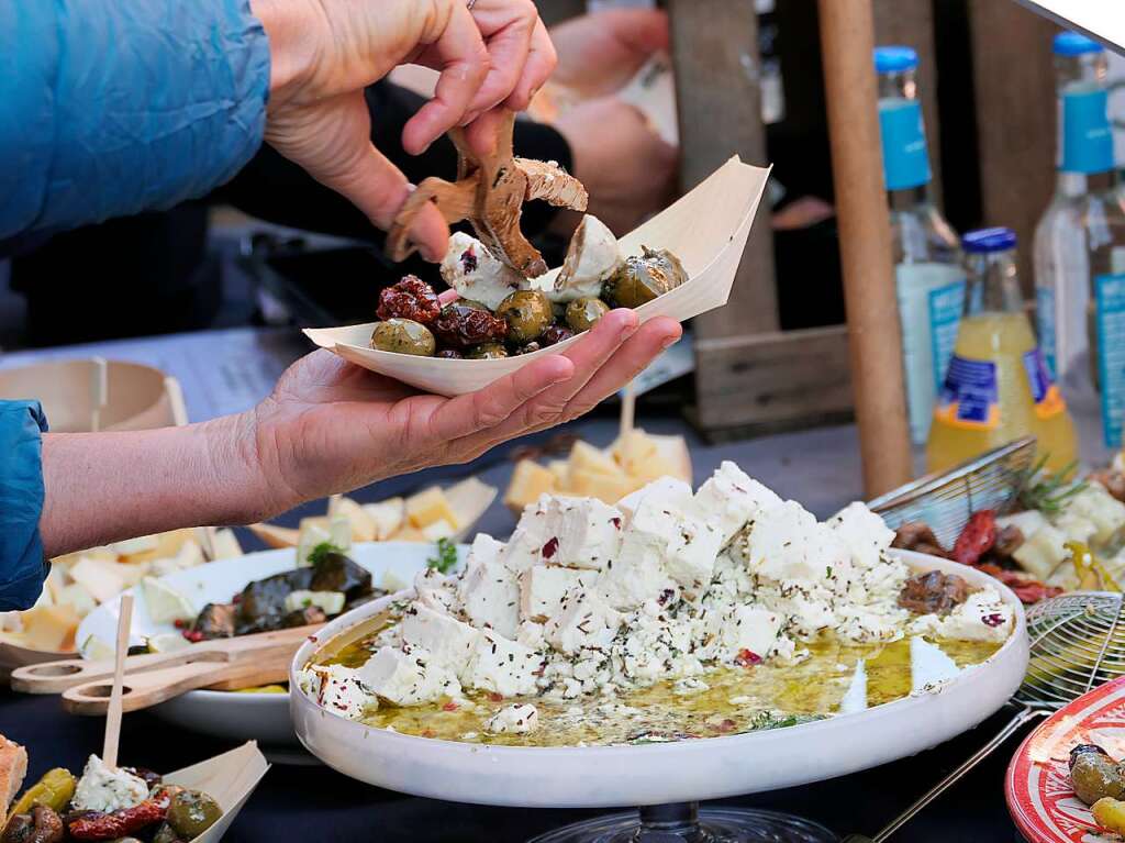 Kulinarisch war einiges geboten und wurde so gut nachgefragt, dass die Schlangen an den Stnden von Winzern, und Imbiss-Stnden oder vor den Restaurants mit Auenbewirtung lang waren.