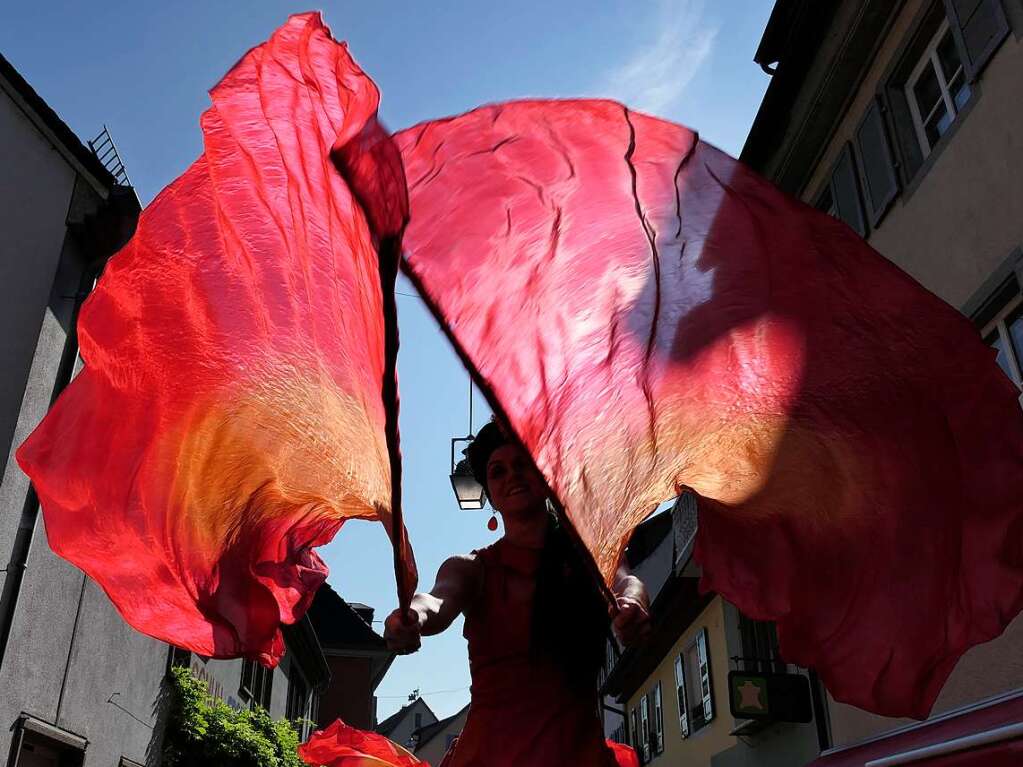 Perfektes Herbstwetter und attraktive Angebote der 100 Einzelhandelsgeschfte der historischen Altstadt und der Fabelwesen, die fr Unterhaltung sorgten, bescherten Staufen beim verkaufsoffenen Sonntag einen Riesenandrang.