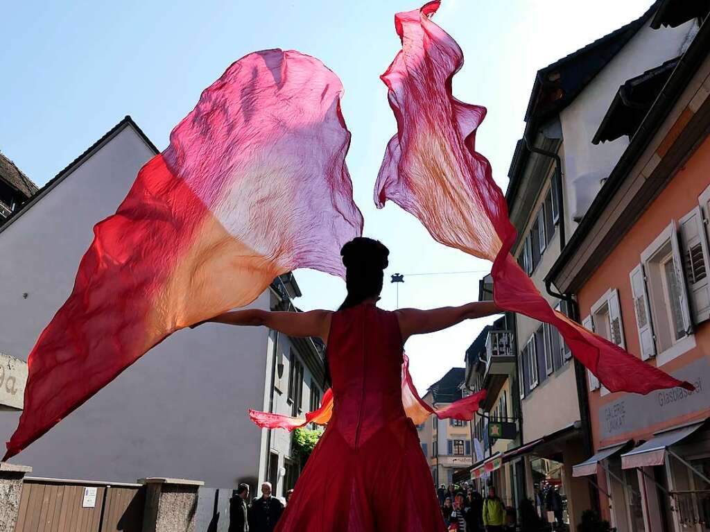 Perfektes Herbstwetter und attraktive Angebote der 100 Einzelhandelsgeschfte der historischen Altstadt und der Fabelwesen, die fr Unterhaltung sorgten, bescherten Staufen beim verkaufsoffenen Sonntag einen Riesenandrang.