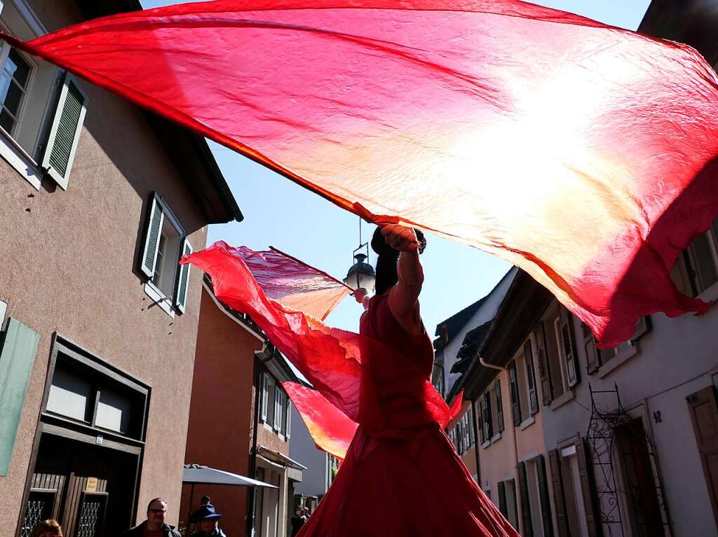 Perfektes Herbstwetter und attraktive Angebote der 100 Einzelhandelsgeschfte der historischen Altstadt und der Fabelwesen, die fr Unterhaltung sorgten, bescherten Staufen beim verkaufsoffenen Sonntag einen Riesenandrang.