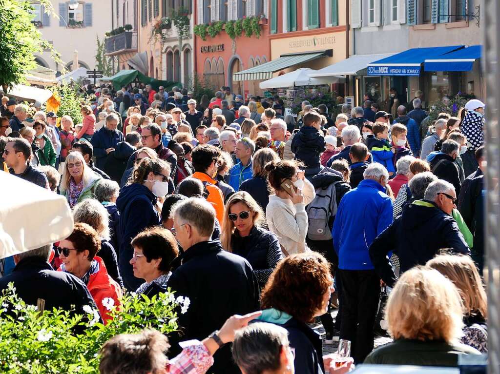 Perfektes Herbstwetter und attraktive Angebote der 100 Einzelhandelsgeschfte der historischen Altstadt und der Fabelwesen, die fr Unterhaltung sorgten, bescherten Staufen beim verkaufsoffenen Sonntag einen Riesenandrang.