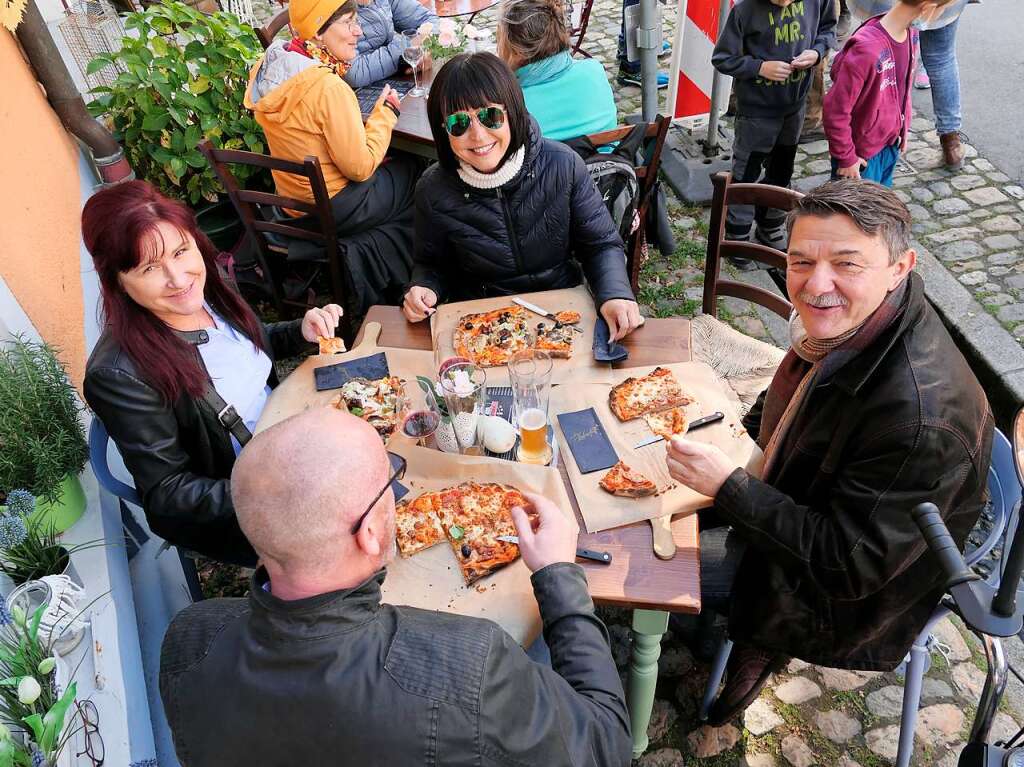 Kulinarisch war einiges geboten und wurde so gut nachgefragt, dass die Schlangen an den Stnden von Winzern, und Imbiss-Stnden oder vor den Restaurants mit Auenbewirtung lang waren.