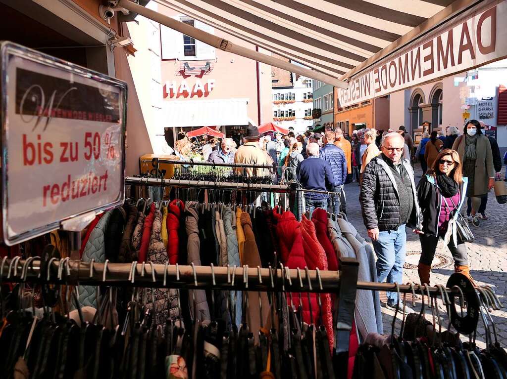 Die Auswahl war riesig in den rund 100 Einzelhandelsgeschften der Staufener Altstadt, die mit vielen Angeboten lockten.