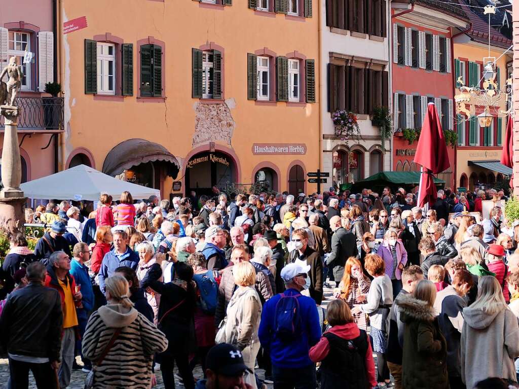 Perfektes Herbstwetter und attraktive Angebote der 100 Einzelhandelsgeschfte der historischen Altstadt und der Fabelwesen, die fr Unterhaltung sorgten, bescherten Staufen beim verkaufsoffenen Sonntag einen Riesenandrang.