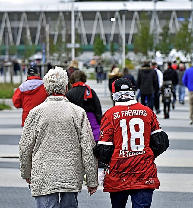 Fans auf dem Weg ins neue Stadion.  | Foto: Michael Bamberger