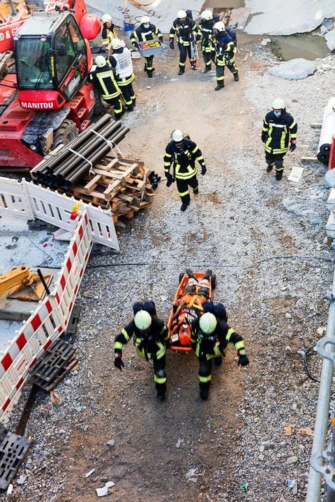 Übung am Brandbergtunnel: Die Feuerweh...ieren einen Verletzten aus dem Tunnel.  | Foto: Gabriele Zahn