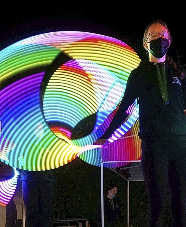 Der Zirkus Zebrasco jongliert mit LED-Reifen.   | Foto:  Ursula Freudig