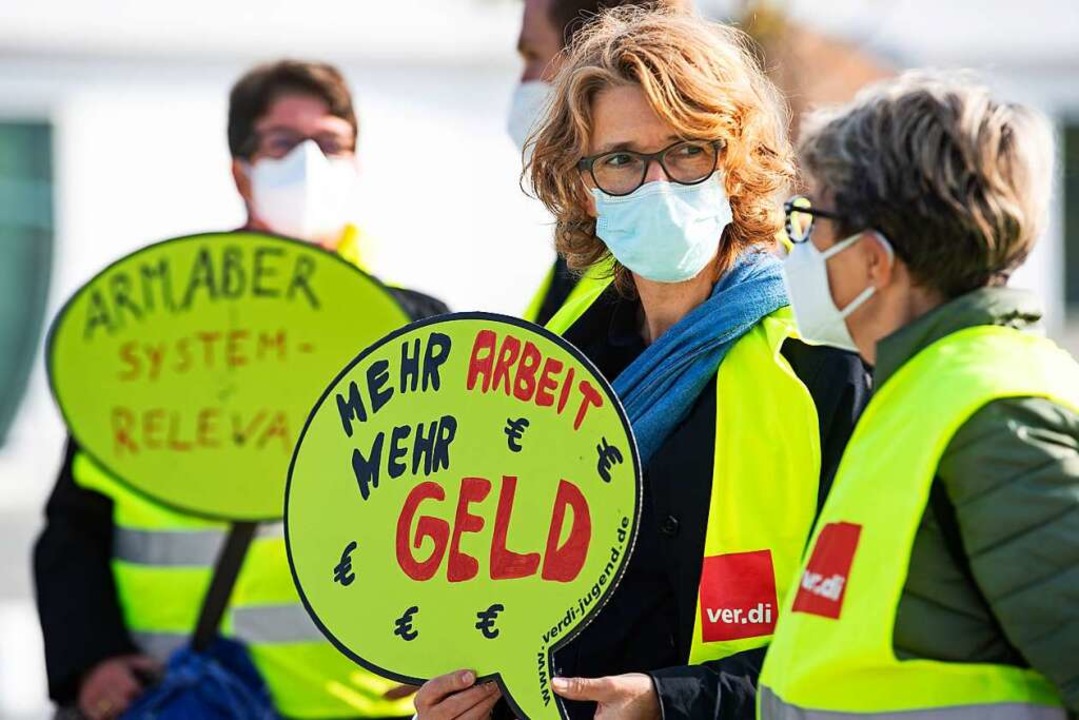 Beschäftigte des öffentlichen Dienstes demonstrieren für bessere Bezahlung.  | Foto: Bernd von Jutrczenka (dpa)
