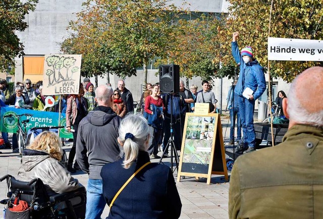 Auch ein Baumbesetzer sprach auf der Demo am Sonntag.  | Foto: Michael Bamberger