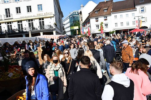 Menschenandrang in der Stadt &#8211; als gbe es kein Corona mehr.  | Foto: Barbara Ruda