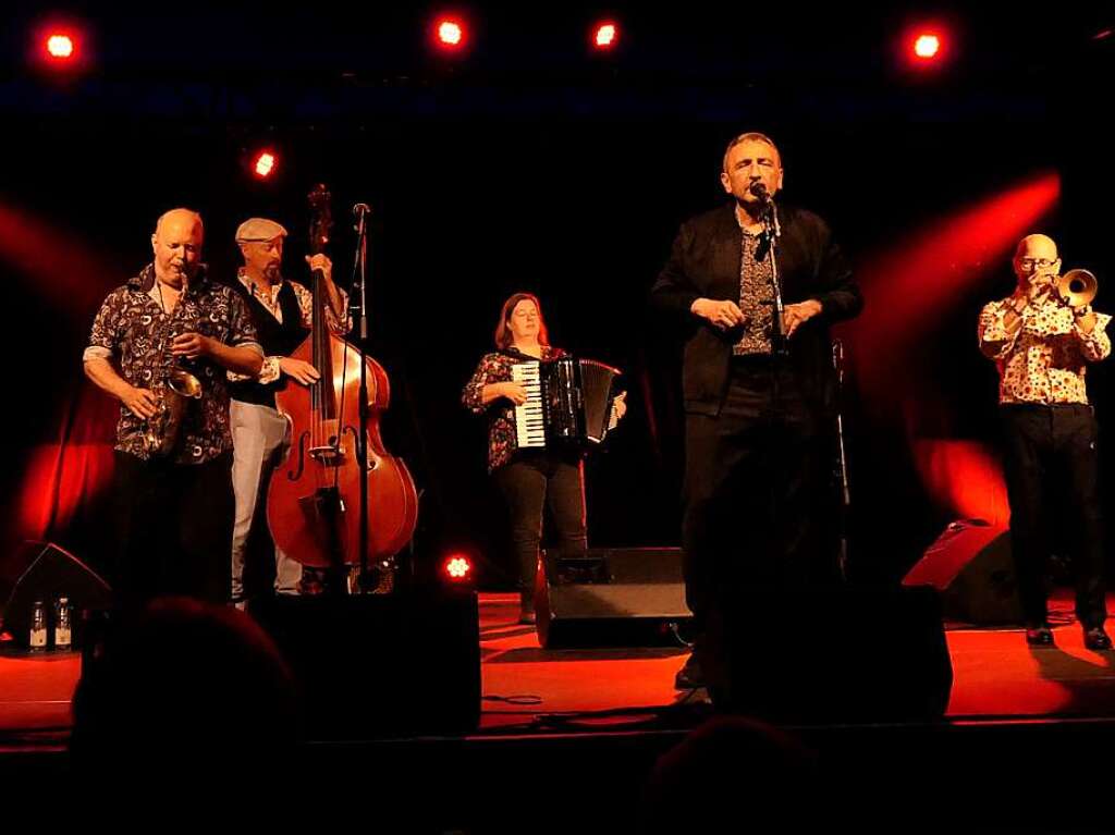 Der Auftritt der Amsterdam Klezmer Band bei der 31. Staufener Kulturwoche geriet im Zelt der Kulturbaustelle zu einem beeindruckenden Erlebnis. Die zahlreichen Zuschauer beklatschten die enorme instrumentale Virtuositt.