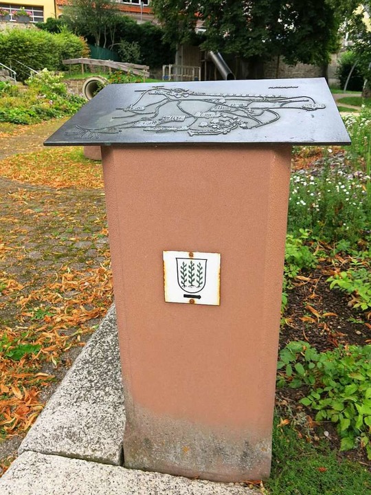 Die Stele im Martinsgarten mit dem reliefartig gegossenen Bonndorfer Heimatpfad  | Foto: Erhard Morath