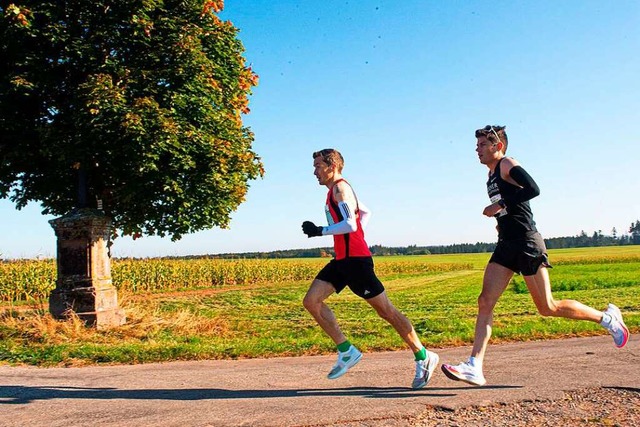 Die Freiburger Fritz Koch (rechts), de...hon nach wenigen Kilometern enteilt.    | Foto: Wolfgang Scheu