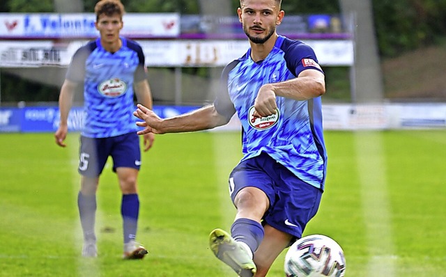 <BZ-FotoAnlauf>FC Denzlingen: </BZ-Fot... Stein trifft mit einem ruhenden Ball.  | Foto: Achim Keller