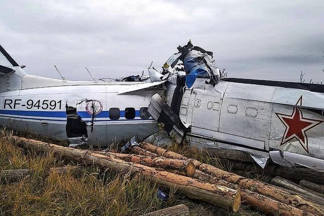 Mindestens 16 Tote bei Flugzeugabsturz