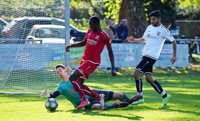 Kein Durchkommen: SCO-Keeper Philipp S... Yaya Conteh (Mitte) den Ball vom Fu.  | Foto: Wolfgang Kuenstle