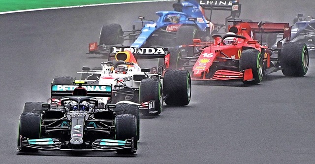 Regen und eine glatte Fahrbahn prgten...or Max Verstappen und Charles Leclerc.  | Foto: ANDREJ ISAKOVIC (AFP)