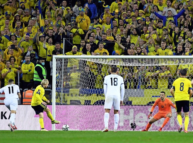 Der Schwede Emil Forsberg erzielt das ...hter Arijanet Muric per Foulelfmeter.  | Foto: ERIK SIMANDER (AFP)