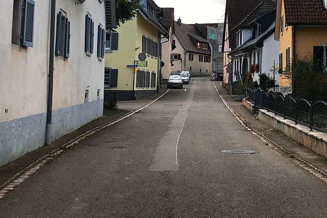 An der Weinstrae sind Leitungsgrben,... die Bordsteine sollen gemacht werden.  | Foto: Jutta Schtz