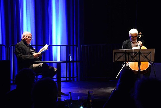 Gerd Heinz und  Lucas Fels mit ihrem Ransmayr-Mishori-Programm im Burghoffoyer  | Foto: Annette Mahro