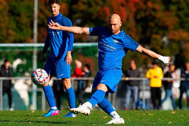 Kunstschtze Raphael Klein vom FC Neus...er getan und einen Freisto versenkt.   | Foto: Wolfgang Scheu