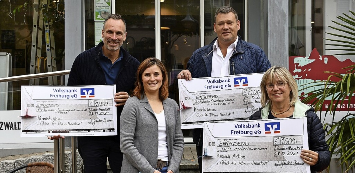 Spendenübergabe (von links):  Marco Ku...Thomas Eloo LVTN, Ulrike Raufer Tafel.  | Foto: Tanja Bury