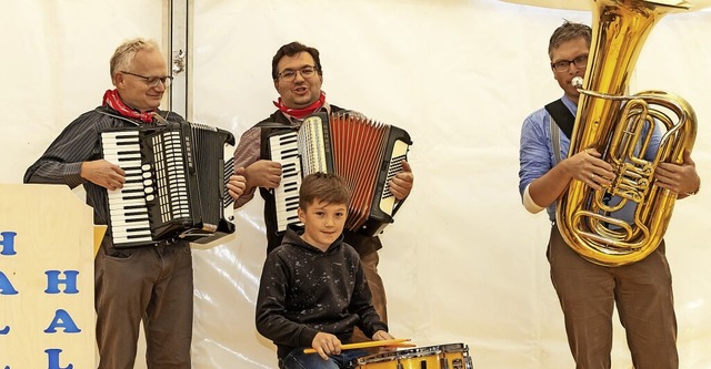 Halli, Hallo, Hallchen: Unter diesem ...f dem Grundschulplatz in Grafenhausen.  | Foto: Wilfried Dieckmann