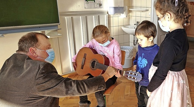 Musiklehrer Igor Pfeifer zeigt Karla M...ie Geschwister Ferdinand und Luisa zu.  | Foto: Heidi Rombach