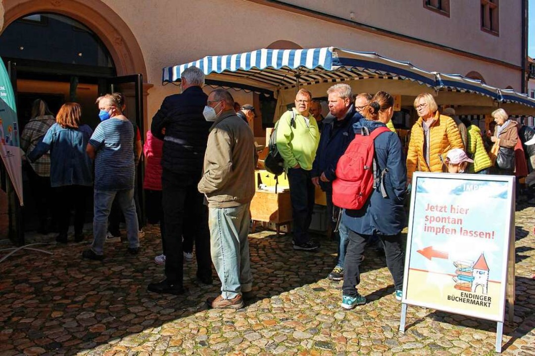 Schlange stehen für eine spontane Coro... Sonntag beim Büchermarkt in Endingen.  | Foto: Ruth Seitz