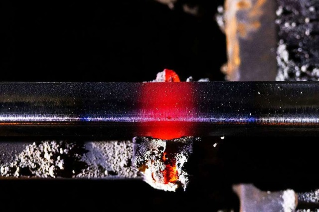 Rot glht eine bereits teilweise gesch...weistelle einer Schiene. (Archivbild)  | Foto: Philipp von Ditfurth (dpa)