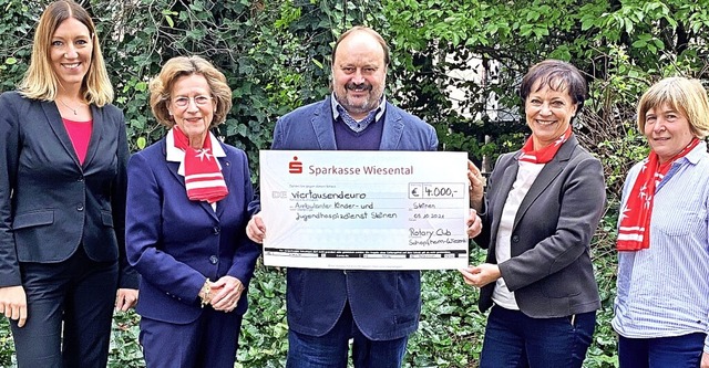 <BZ-FotoAnlauf>Rotary-Club Schopfheim-...t des Rotary Clubs den Spendenscheck.   | Foto: Georg Ganter