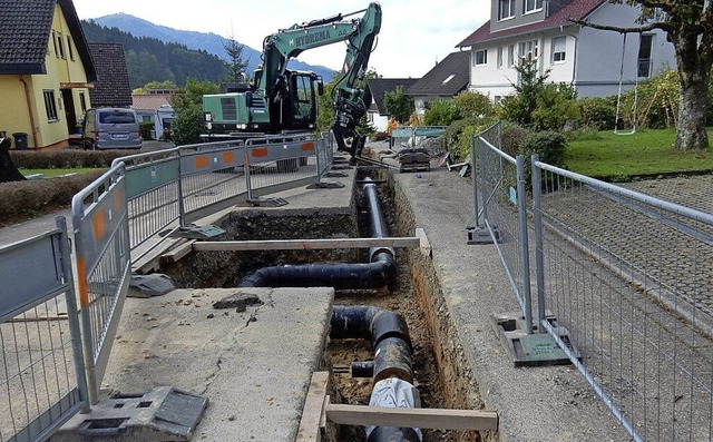 Dick ummantelt sind die Stahlrohre, in...ie Wrme knftig in die Huser kommt.   | Foto: Kurt Meier