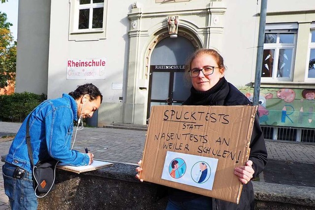Sandrine zcatal und ihre Mitstreiteri...nschule Unterschriften fr Spucktests.  | Foto: Herbert Frey