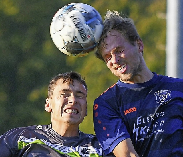 Der Todtnauer Julian Dietsche (rechts)... doch am Ende feiert Hauingen ein 1:0.  | Foto: Gerd Grndl