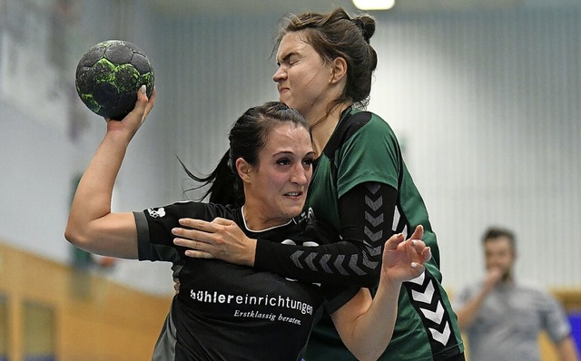 Ihre sechs Treffer reichten dem TVF nicht zum Sieg: Adelina Tafa (links)  | Foto: Wolfgang Kuenstle