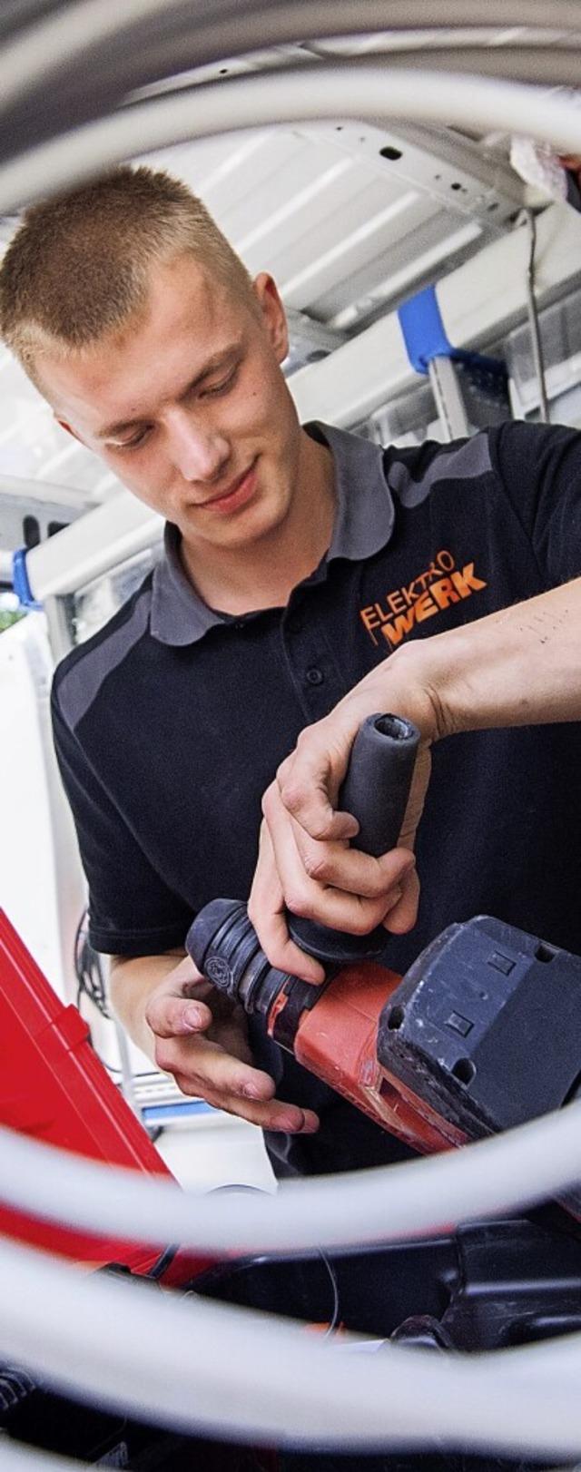 Elektroinstallateur-Azubi bei der Arbeit  | Foto: Julian Stratenschulte