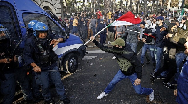 Demonstranten und Polizisten stieen am Samstag aufeinander.  | Foto: Cecilia Fabiano (dpa)