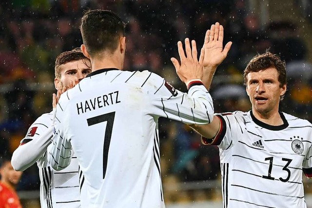 Deutschlands Kai Havertz freut sich mi...und Timo Werner ber sein Tor zum 1:0.  | Foto: Federico Gambarini (dpa)