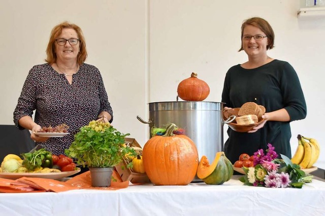 Prdikantin Claudia Ewald (links) und ...amiliengottesdienst im Paulussaal ein.  | Foto: Horatio Gollin