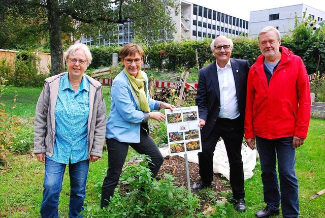 Uschi Hollunder, Staatssekretrin Sabi...wetterfesten Tafel auf dem Hgelbeet.   | Foto: Dorothea Scherle