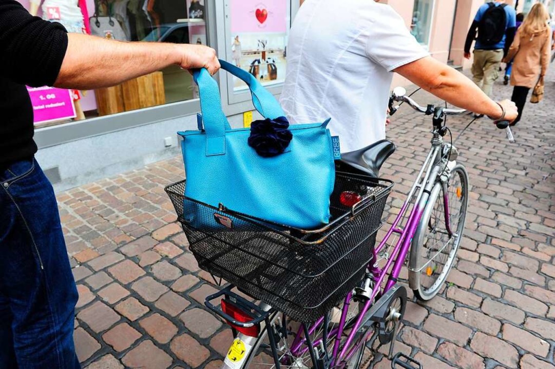 Unbekannte haben einer Radlerin den Rucksack gestohlen. Symbolbild.  | Foto: Ingo Schneider