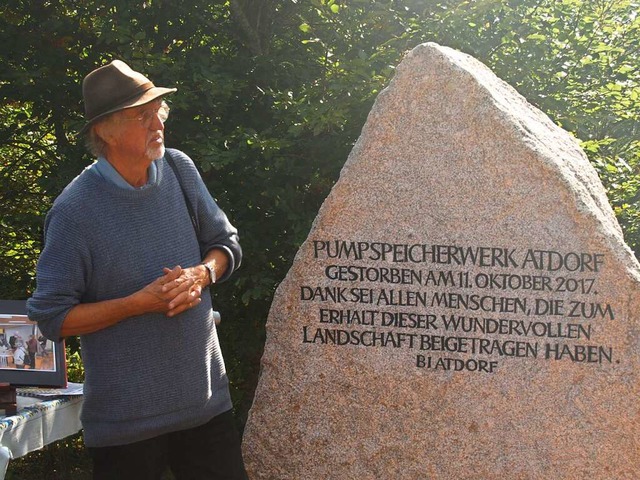 Michael Peters vor dem Gedenkstein.  | Foto: Karin Stckl-Steinebrunner