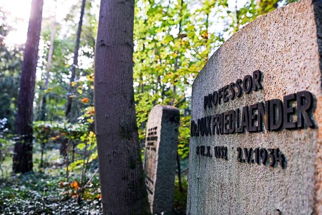 Das Grab von Max Friedlaender, ein Mus...ns auf dem Sdwestkirchhof Stahnsdorf.  | Foto: Jens Kalaene (dpa)