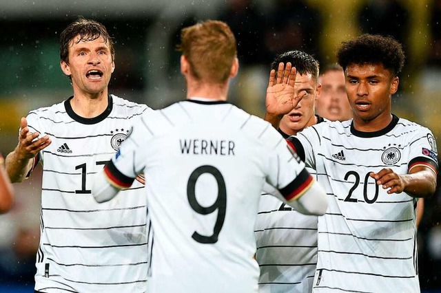 Bestens gelaunt: Thomas Mller (links)...en den Doppeltorschtzen Timo Werner.   | Foto: NIKOLAY DOYCHINOV (AFP)